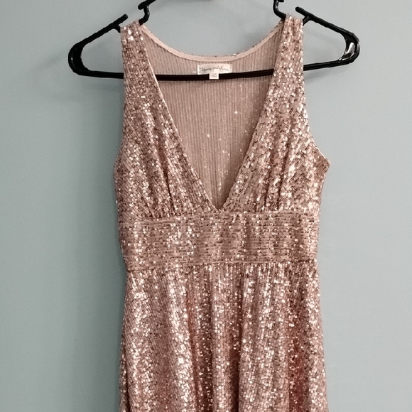 Honey and Rosie Dresses & Skirts - 🌹Honey and Rosie Sparkling Blush Sequin Midi Dress With Deep V Neck Size XS